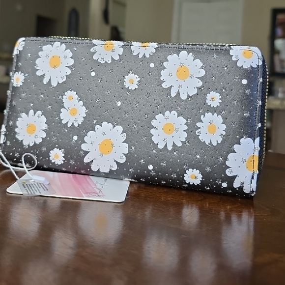 Floral Wallet with Daisy Print - Picture 1 of 4